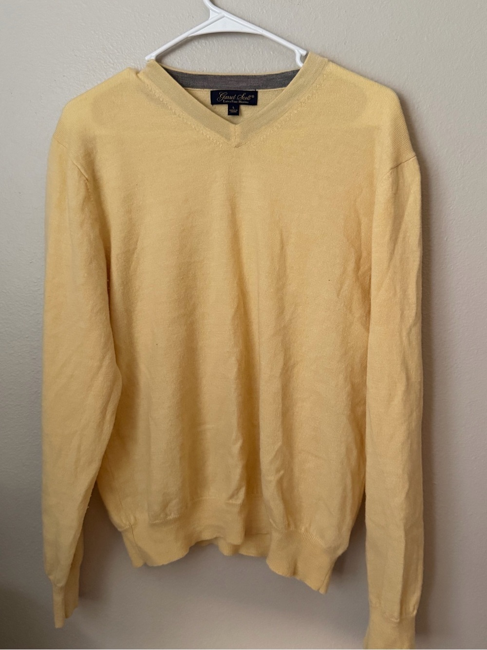 Garrett Scott Fine Merino Wool Men's V-Neck Sweater - Pale Yellow Size L - Picture 2 of 4